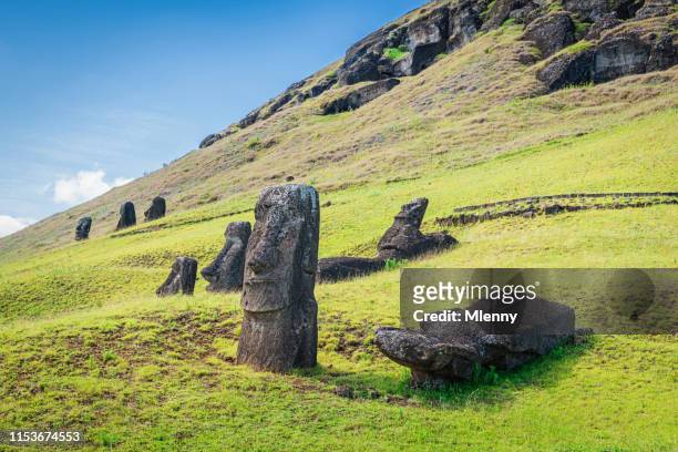 moais osterinsel raraku moai rapa nui - rano raraku stock-fotos und bilder