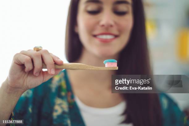 en casa-mujer joven cepillándose los dientes - brushing fotografías e imágenes de stock