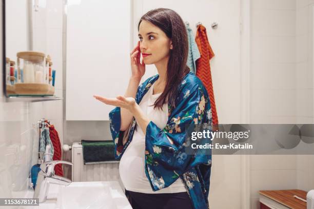 thuis - woman washing face stockfoto's en -beelden