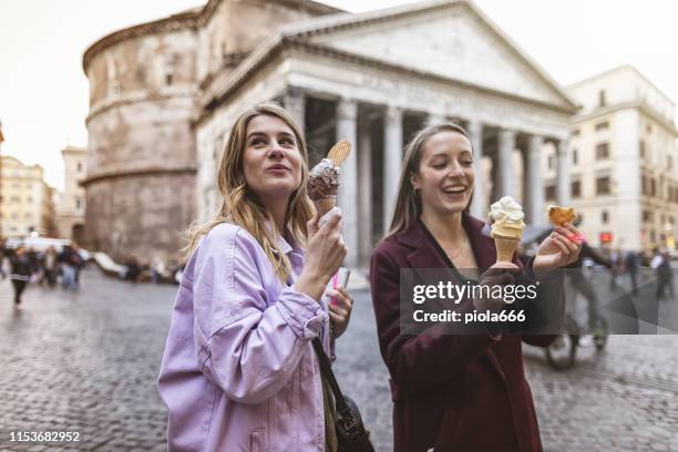 ローマでアイスクリームを食べる観光女性 - rome - italy ストックフォトと画像