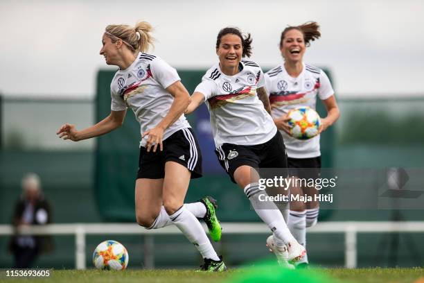 Kathrin Hendrich , Dzsenifer Marozsan and Melanie Leupolz of Germany run during a traning on June 04, 2019 in Bruz, France.