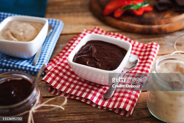 chocolate pudding in bowl with fresh strawberries, close-up - chocolate pudding imagens e fotografias de stock