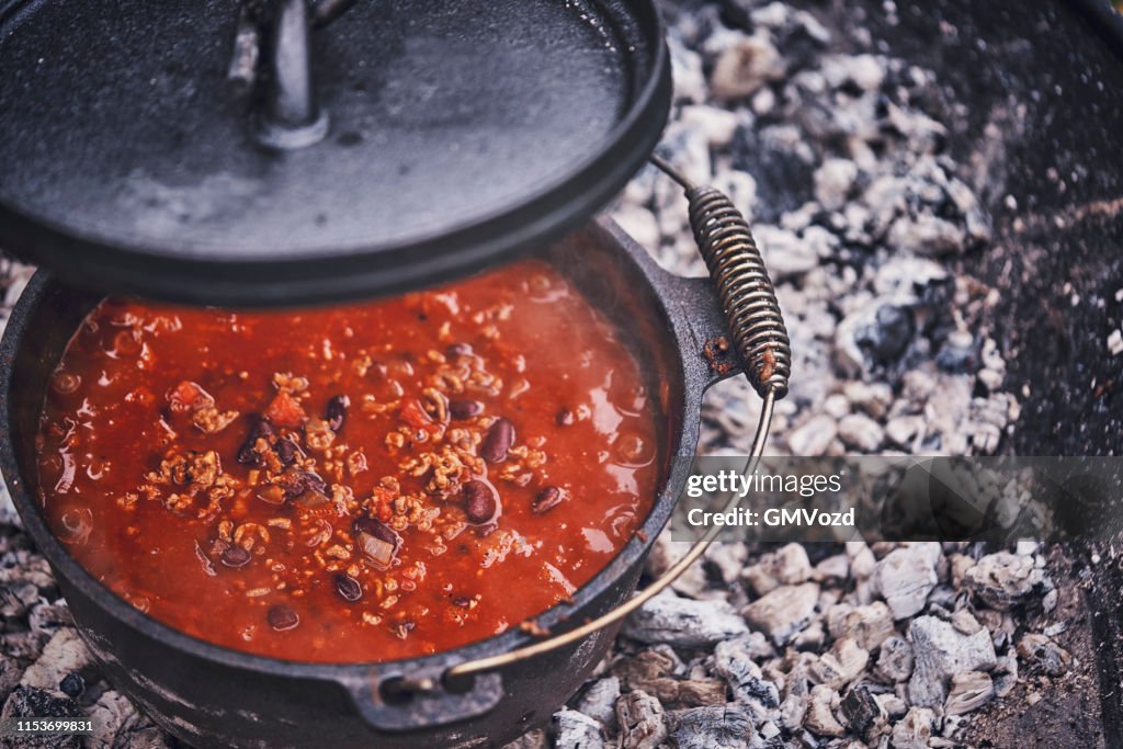 Cocinando chili con carne en el horno holandés sobre LogFire