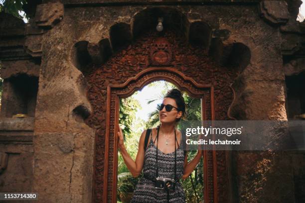jungreisende in ubud, bali, indonesien - tempel stock-fotos und bilder