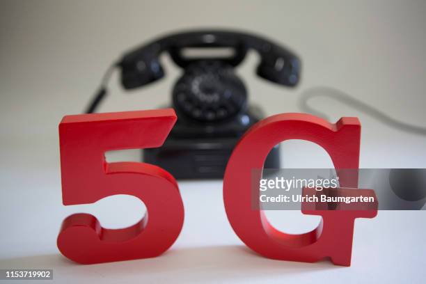 The times change! 5G is the name of a standard for mobile internet and telephony. The photo shows the lettering 5G and an old dial telephone.