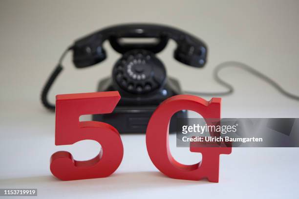 The times change! 5G is the name of a standard for mobile internet and telephony. The photo shows the lettering 5G and an old dial telephone.