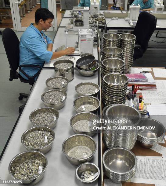 Diamond Assorting Factory 593 Sorting Diamonds Stock Photos, High-Res Pictures, and Images ...