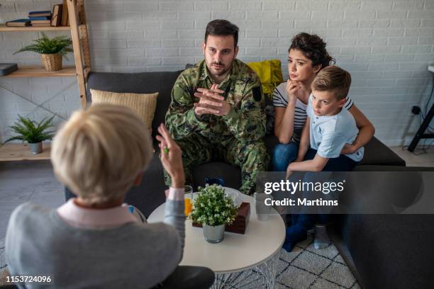 ein soldat und seine familie bei einem psychotherapeuten während einer sitzung - family therapy stock-fotos und bilder