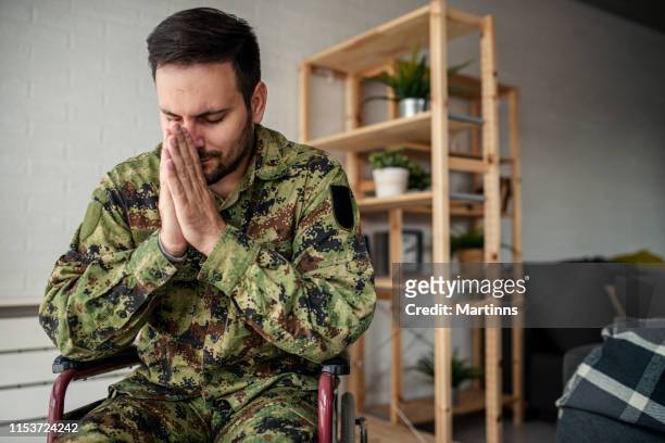 deprimerad ensam soldat med känslomässiga problem och krigs syndromet - war veteran bildbanksfoton och bilder