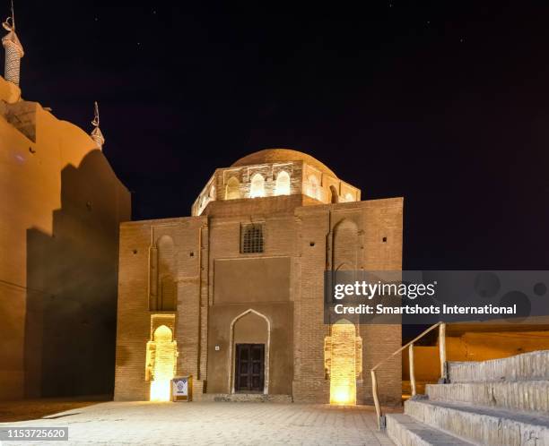 facade of 11th century "davazdah imam" mausoleum ("12 imams mausoleum") illuminated at night in yazd, iran - yazd stockfoto's en -beelden