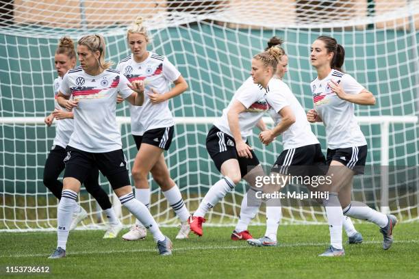 Linda Dallmann , Verena Schweers, Carolin Simon, Marina Hegering, Leonie Maier and Sara Daebritz warm up during a training session of the German...