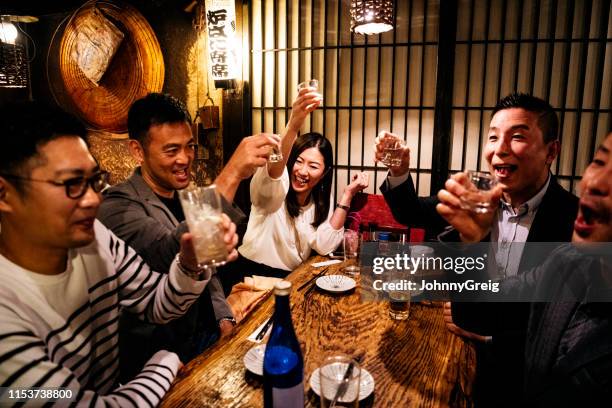 medewerkers in japans restaurant toasting dranken - japan stockfoto's en -beelden