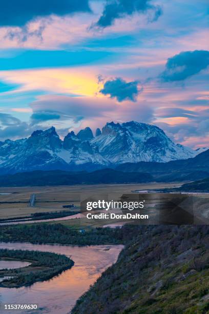 la vista del río serrano en el parque nacional torres del paine, chile (parque nacional torres del paine) - parque nacional de torres del paine fotografías e imágenes de stock