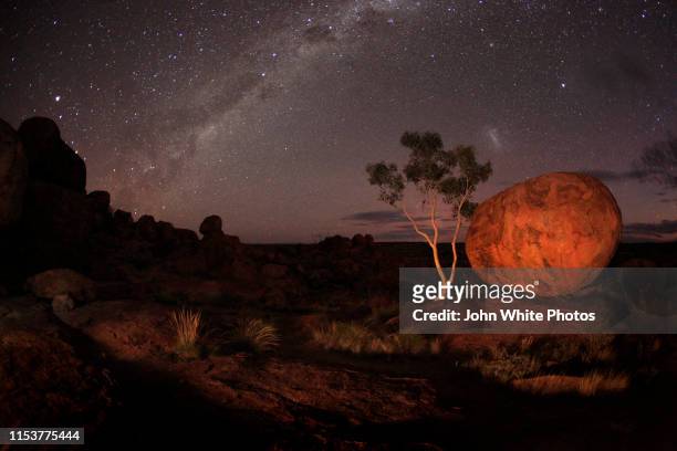 milky way over the karlu karlu / devils marbles conservation reserve. northern territory. australia. - australia outback stock pictures, royalty-free photos & images