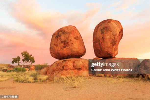 karlu karlu / devils marbles conservation reserve. northern territory. australia. - roca grande fotografías e imágenes de stock
