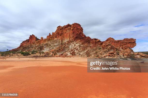 rainbow valley conservation reserve. alice springs. northern territory. australia. - rainbow valley conservation reserve stock-fotos und bilder