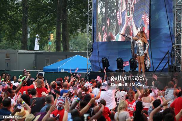 Jennifer Hudson performs at Wawa Wecome America's July 4th Concert on Benjamin Franklin Parkway July 4, 2019 in Philadelphia, Pennsylvania.