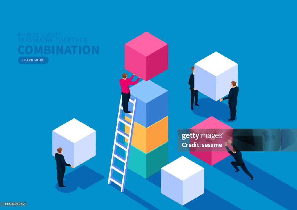 Equipe de trabalho em conjunto para construir blocos