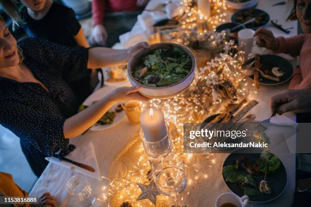 weihnachts-esstisch einstellung - vegetarisch stock-fotos und bilder