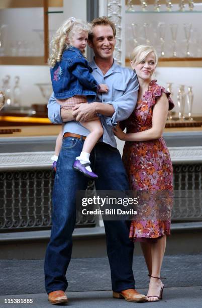 Josh Lucas and Reese Witherspoon during Reese Witherspoon and Josh Lucas filming "Sweet Home Alabama" in New York City at Soho in New York City, New...