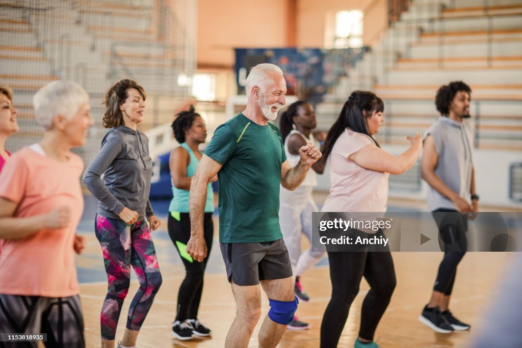 Große Gruppe von Menschen, die in der Zumba-Klasse tanzen