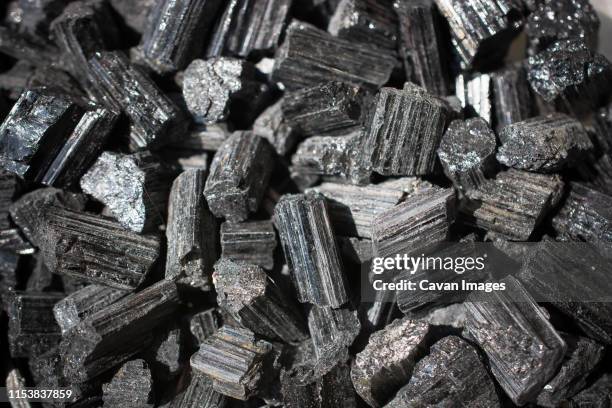 raw crystal of black tourmaline (schorl) gemstone - tormalina foto e immagini stock