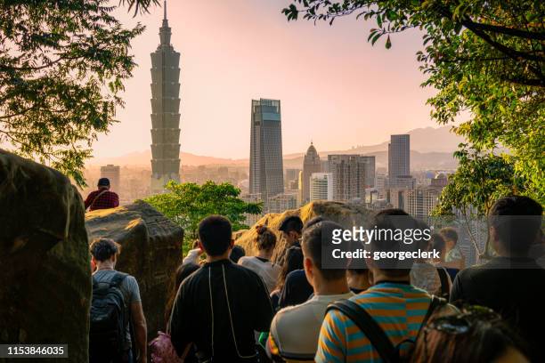 人群聚集在一起觀看臺北日落 - taiwan 個照片及圖片檔