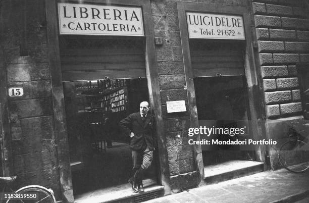 The book seller De Re looking sorrowful in front of his bookshop hit by the flood of the Arno River. Florence, November 1966