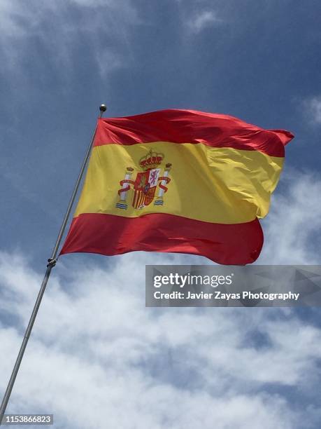 spanish flag waving in the wind - drapeau espagnol photos et images de collection