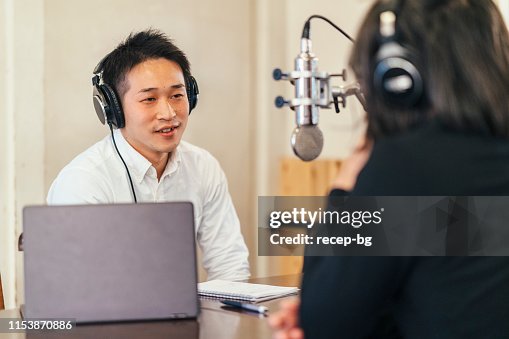 兩個人為電臺做脫口秀 兩個人為電臺做脫口秀
