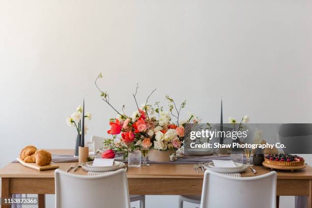 mid century modern beautiful styled pink and wedding flowers on wooden table with place setting and invite - wedding menu fotografías e imágenes de stock