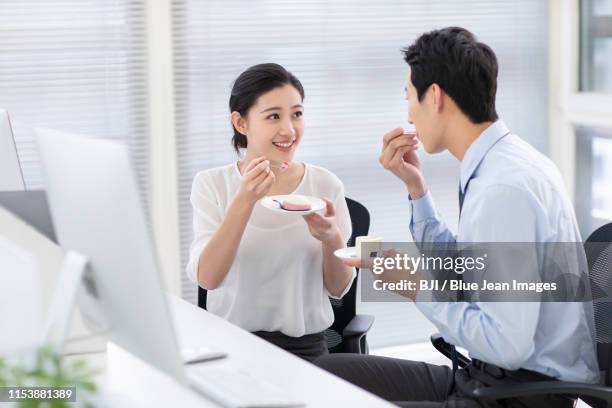 young business people eating dessert in office - シャツとネクタイ ストックフォトと画像