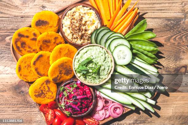 vegan hummus snack platter vertical - dip stock-fotos und bilder