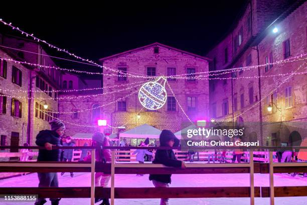 natale a gubbio, italia - pista di pattinaggio su ghiaccio foto e immagini stock