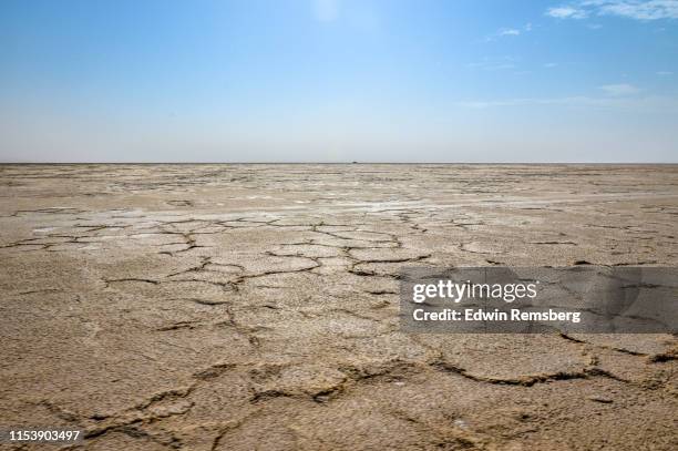 crusty flats - öde landschaft stock-fotos und bilder