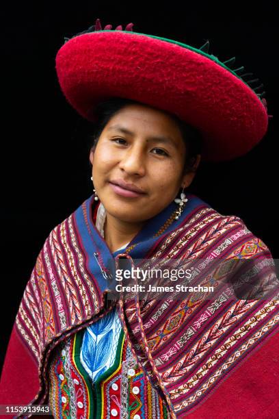 portrait of local woman in colourful, predominantly red, traditional local dress and hat, chinchero, sacred valley, peru (model release) - peruvian culture imagens e fotografias de stock