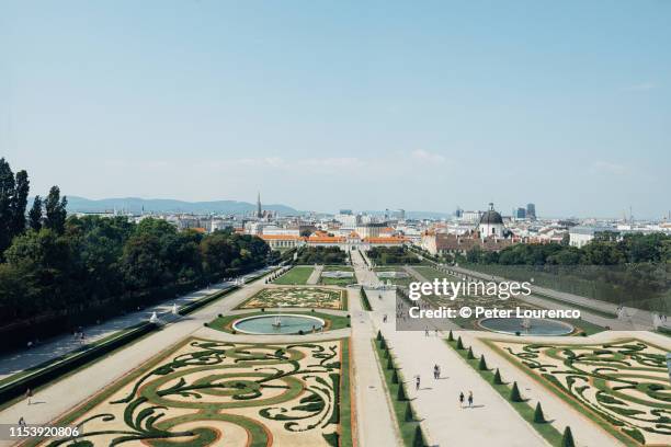 belvedere palace gardens. - belvedere palace vienna foto e immagini stock