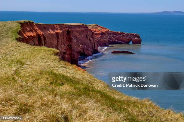red cliffs, entry island, magdalen islands - islas de la magdalena fotografías e imágenes de stock