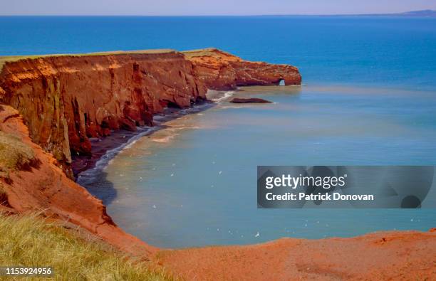 red cliffs, entry island, magdalen islands - islas de la magdalena fotografías e imágenes de stock