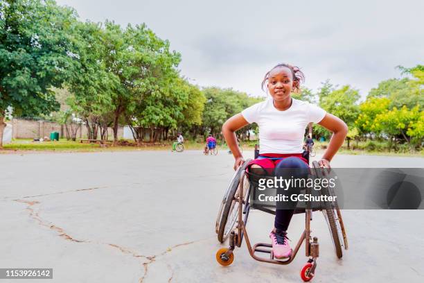 Een positieve en vastberaden vrouwelijke rolstoelbasketbal speler in Afrika