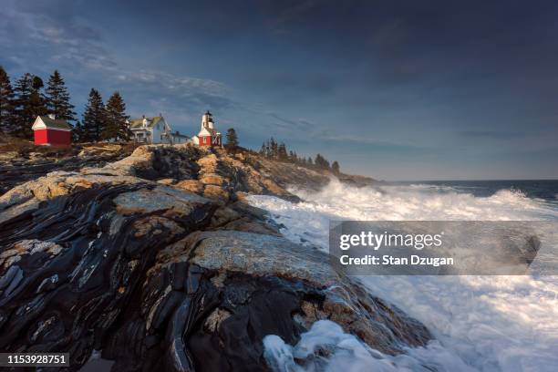 pemaquid point lighthouse maine ocean surf - insel mount desert island stock-fotos und bilder