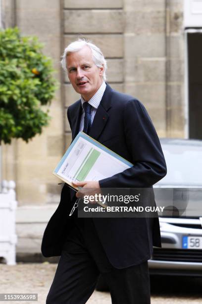 Le ministre de l'agriculture Michel Barnier arrive au palais de l'Elysée pour une réunion de travail sur le "pouvoir d'achat, la croissance, et la...