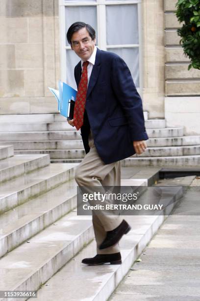 Le Premier ministre François Fillon arrive au palais de l'Elysée pour une réunion de travail sur le "pouvoir d'achat, la croissance, et la situation...