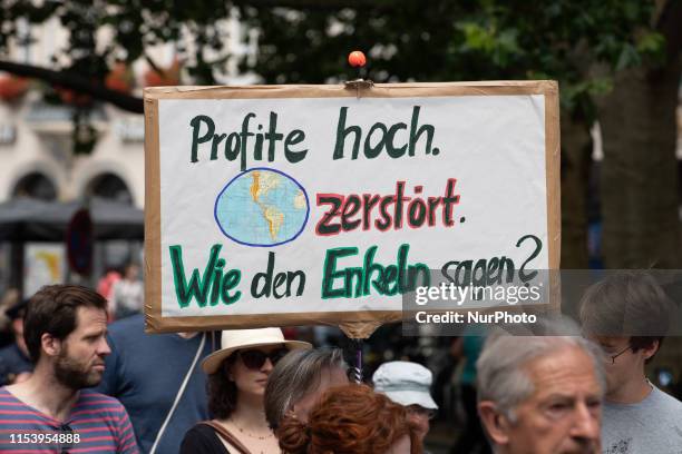 Sign reading &quot; Profite hoch. Erde zerstoert. Wie den Enkeln sagen? &quot; - &quot; Profits up. Earth destroyed. How to explain the...