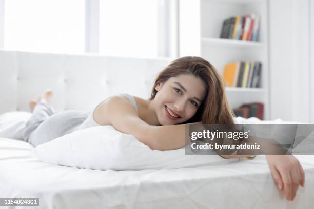 bella donna a letto - materasso foto e immagini stock