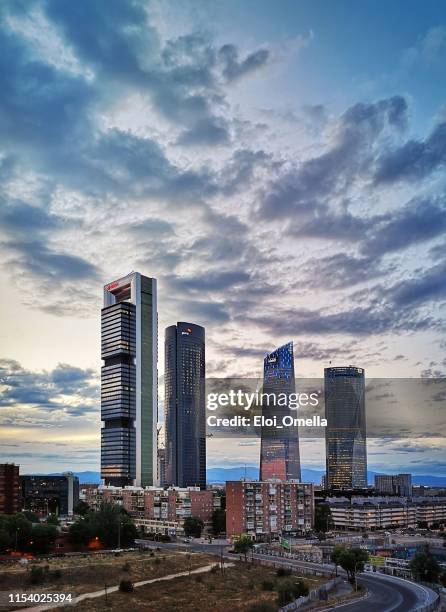 cuatro torres españa skyline del distrito financiero al atardecer en madrid ciudad - paseo de la castellana madrid fotografías e imágenes de stock