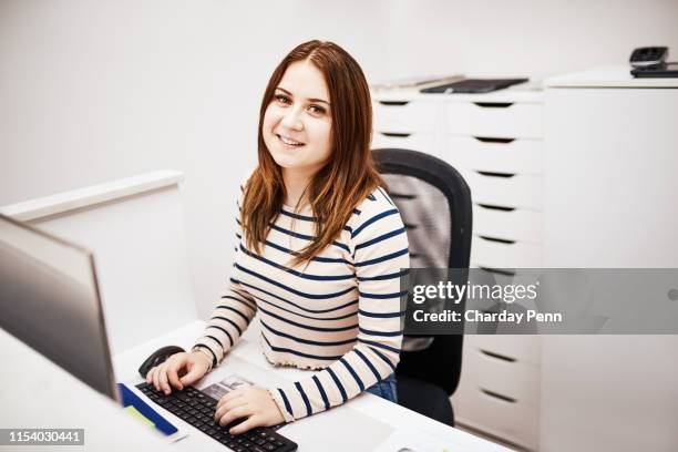 hart arbeiten ist ihr die zweite natur - empfangraum office stock-fotos und bilder