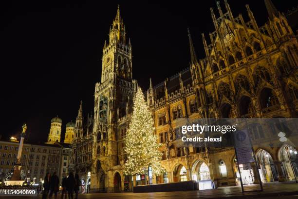 münchner alte stadt marienplatz weihnachtsmarkt-baum deutschland - christmas market in munich stock-fotos und bilder