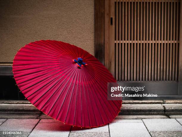 japanese umbrellas - paper umbrella stock pictures, royalty-free photos & images