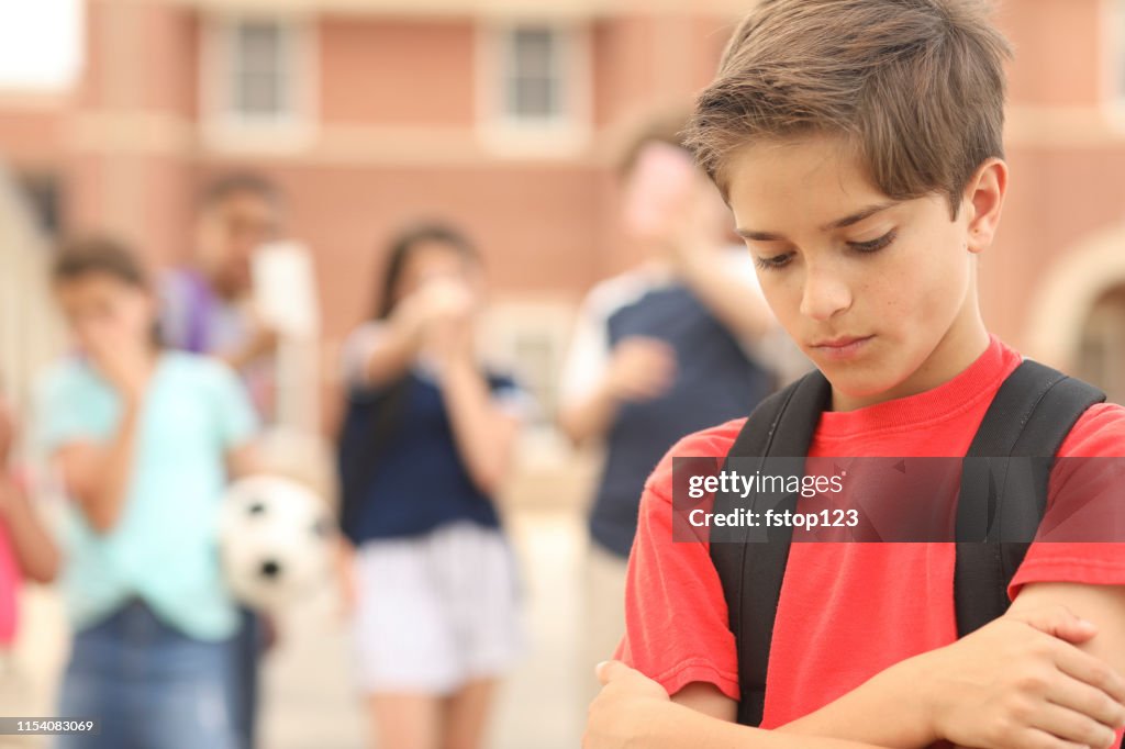 Garçon d’âge élémentaire étant intimidé à l’école.